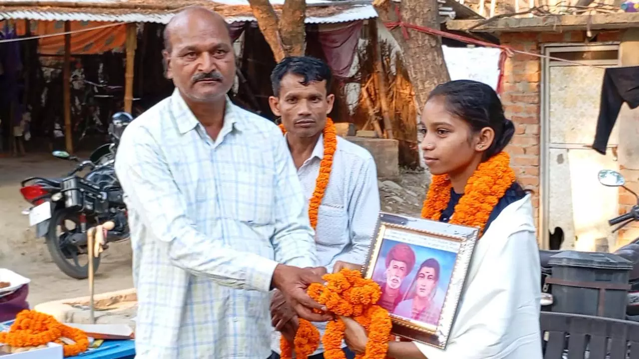 Azamgarh News: इंटरमीडिएट परीक्षा में जिला टॉप टेन मुस्कान भारती को किया गया सम्मानित
