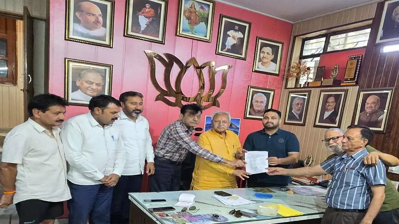 Journalists submit memorandum to MP Laxmikant Bajpai, raise many tough questions