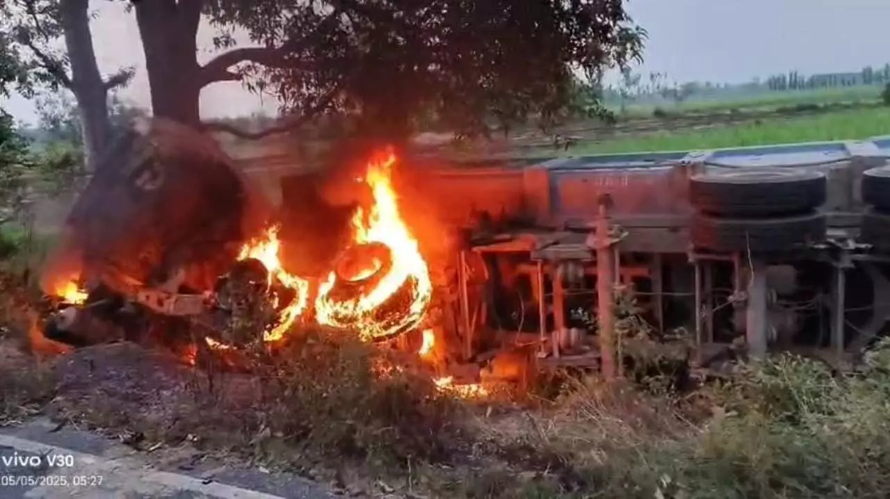Sitapur News: सड़क किनारे पेड़ से टकराई तेज रफ्तार डंपर, लगी भीषण आग, खलासी की जलकर मौत