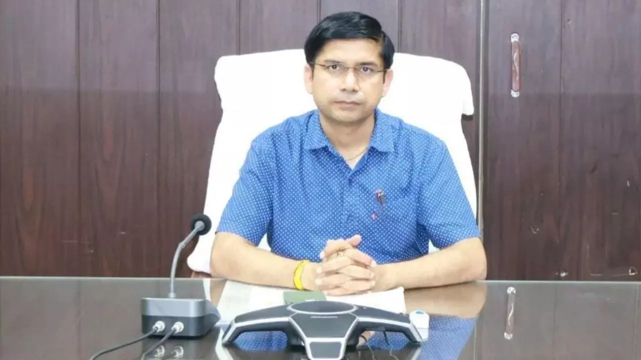 sambhal dm Dr. Rajender Pensiya big decision one lakh rupees fined on 33 private schools