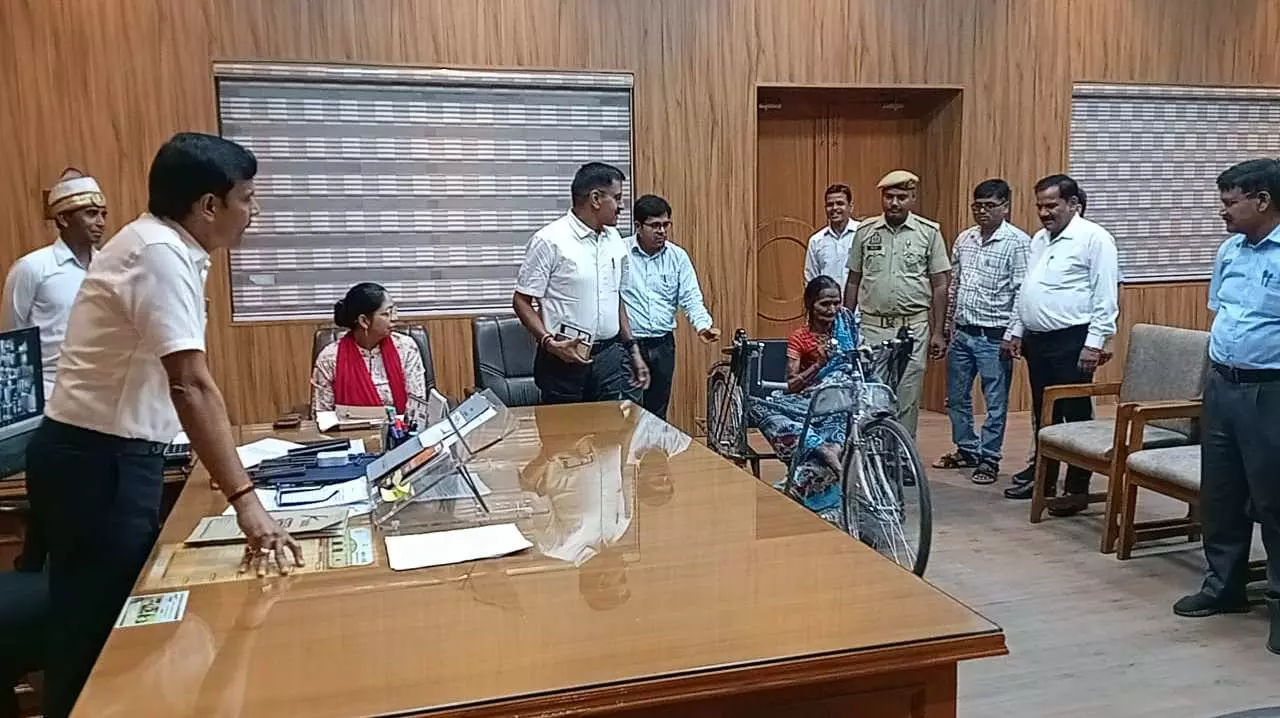Hardoi News: ख़ुशी के आंसू लेकर कलेक्ट्रेट से निकली दिव्यांग रामसुखी, जिलाधिकारी ने तत्काल उपलब्ध कराई सहायता