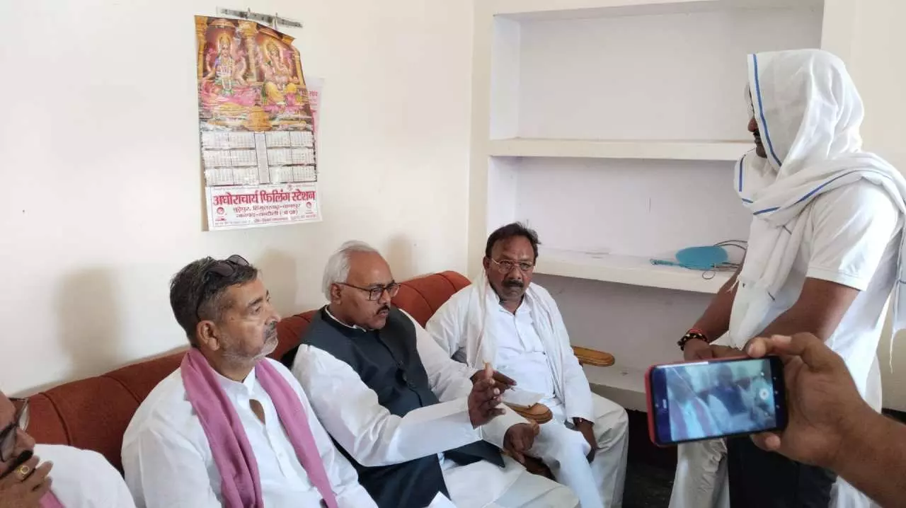 Chandauli News: सपा का प्रतिनिधि मंडल मृतक के परिजनों से मिले,एक हफ्ते में अपराधियों की गिरफ्तारी नहीं होने पर दी आंदोलन की चेतावनी