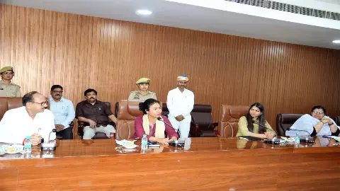 Lakhimpur Kheri News: लखीमपुर कलेक्ट्रेट को मिली नई पहचान, डीएम दुर्गा शक्ति नागपाल ने अटल सभागार को किया जनता को समर्पित Lakhimpur Kheri News: लखीमपुर कलेक्ट्रेट को मिली नई पहचान, डीएम दुर्गा शक्ति नागपाल ने अटल सभागार को किया जनता को समर्पित