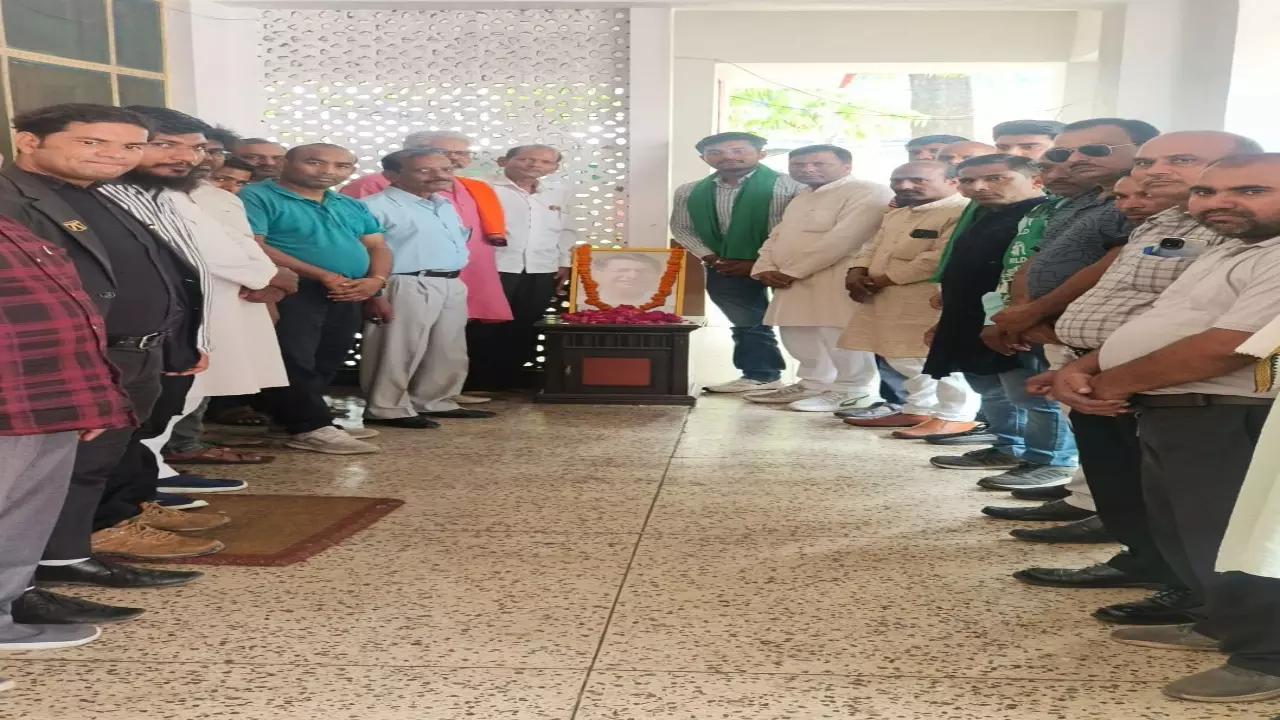Bareilly News: चौधरी अजित सिंह  की चौथी पुण्यतिथि पर हुआ आयोजन ,नए सदस्यों को दिलाई गई सदस्यता