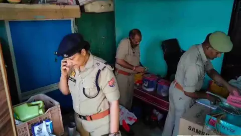 Mahoba News: पति की मौत से टूटी महिला ने सुसाइड नोट लिखकर बच्चों संग खाया ज़हर, गंभीर हालत में अस्पताल में भर्ती