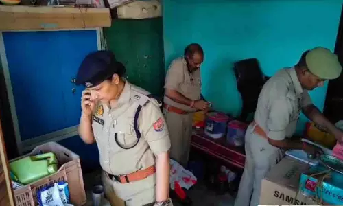 Mahoba News: पति की मौत से टूटी महिला ने सुसाइड नोट लिखकर बच्चों संग खाया ज़हर, गंभीर हालत में अस्पताल में भर्ती