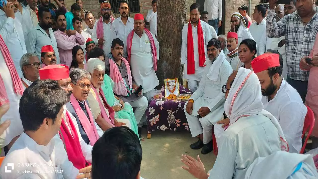 Varanasi News: मृतक फया राजभर के परिजनों से मिला सपा का प्रतिनिधिमंडल