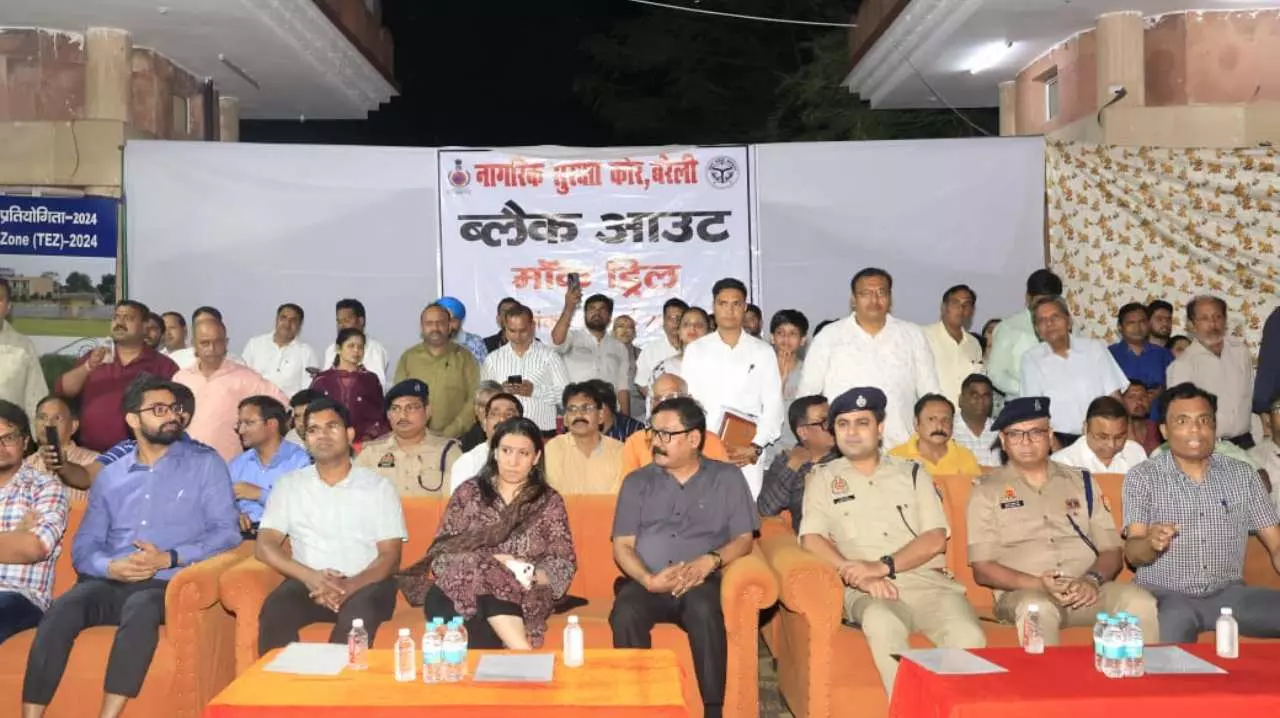 Bareilly News: कमिश्नर की माजूदगी मे आपातकालीन स्थित मे ब्लैक आउट के दौरान बचाव का किया गया मॉकड्रिल
