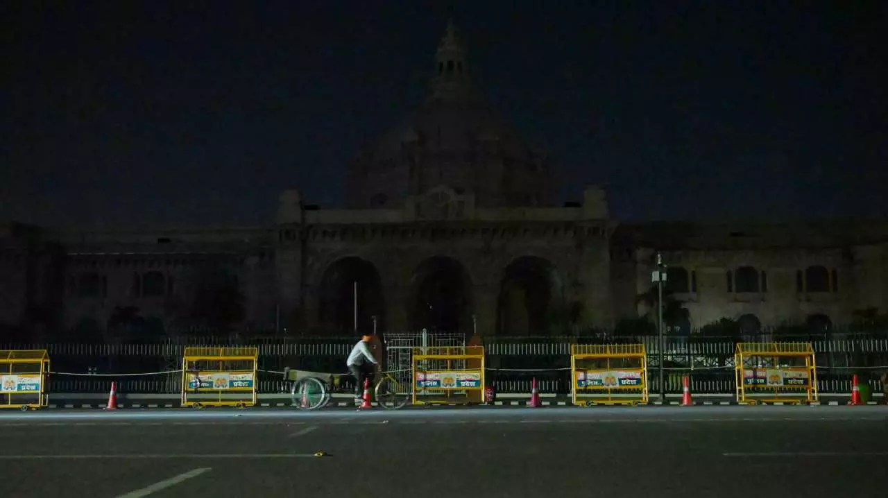 Lucknow News: सायरन बजते ही 3 मिनट के लिए थमे लखनऊ के कई चौराहे! 41 स्थानों पर हुआ ब्लैकआउट, DM विशाख जी. ने लिया जायजा