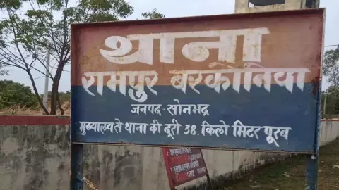 Sonbhadra News: पत्नी की हत्या के बाद फंदे से लटककर दी जान, पहले कुल्हाडी से उड़ाई गर्दन, फिर पत्नी की साड़ी को बनाया मौत का फंदा