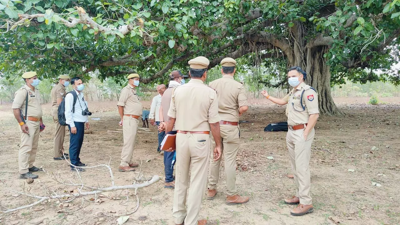 Sonbhadra News: नौ दिन से लापता प्रेमी युगल की बरगद के पेड़ से लटकती मिली लाश, जंगल में लटकता पाया गया शव, जांच में जुटी पुलिस
