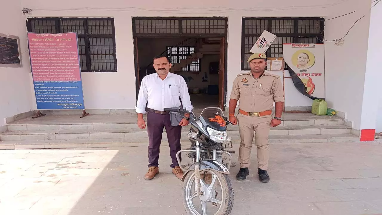 Juvenile thief, stolen motorcycle recovered from Chandauli Police