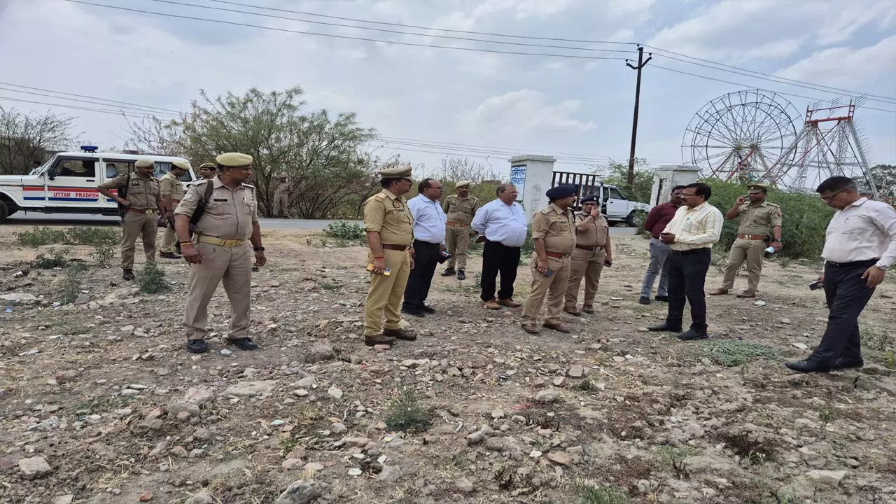 DM and SP conduct field inspection to relieve traffic jam in Jalaun Urai city