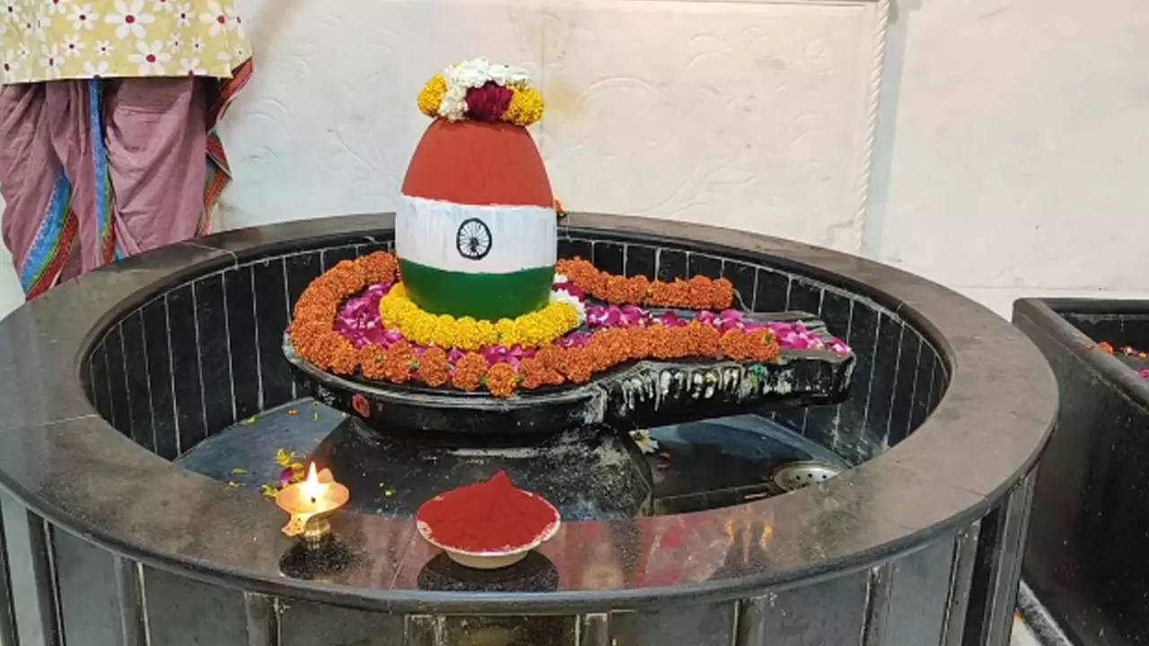 Baghpat News: तिरंगे के तीन रंगों से हुआ शिवलिंग का श्रृंगार, वीर सैनिकों की रक्षा के लिए की गई विशेष पूजा-अर्चना