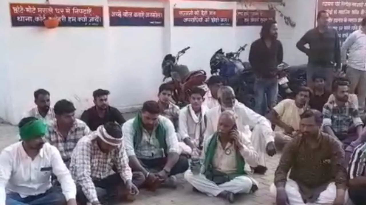 Pilibhit News: भाजपा नेता की दबंगई के खिलाफ थाने के अंदर धरने पर बैठे भारतीय किसान यूनियन भानु गुट के सैकड़ो कार्यकर्ताओ ने किया प्रदर्शन