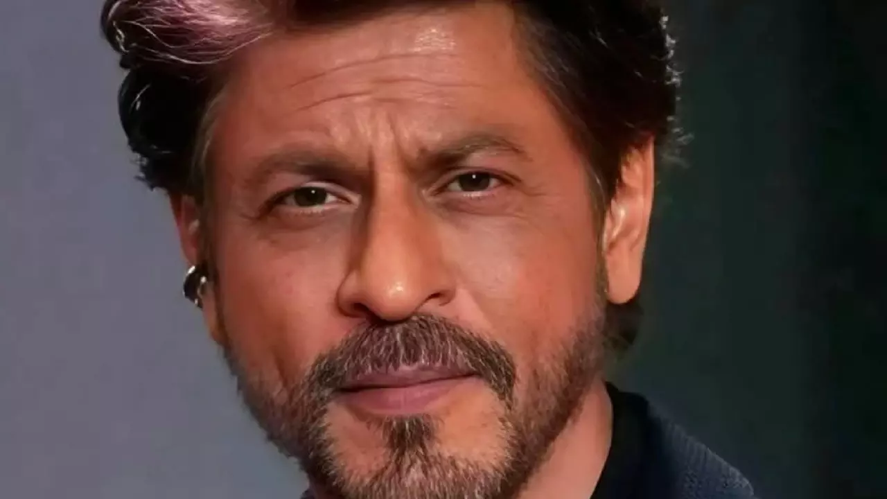 Shahrukh Khan Postponed Dilwale Dulhaniya Le Jayenge Statue