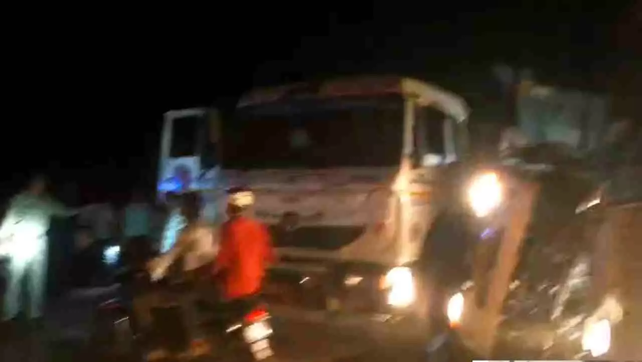 Barabanki News: लखनऊ-अयोध्या हाईवे पर देर रात गूंजा हादसे का शोर, बाल-बाल बचे वाहन सवार