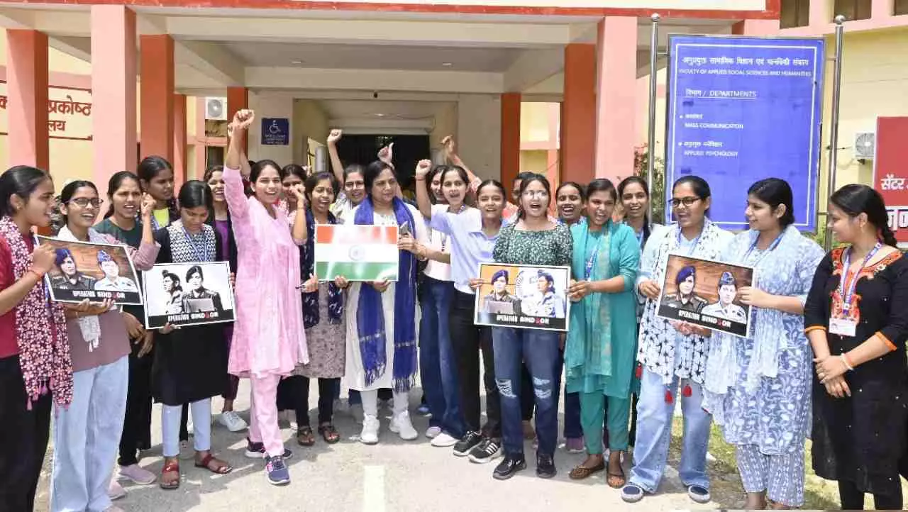 Jaunpur News: पीयू में ऑपरेशन सिंदूर की कामयाबी पर छात्राओं ने मनाया जश्न कर्नल सोफिया और विंग कमांडर व्‍योमिका की फोटो लेकर किया अभिनन्दन