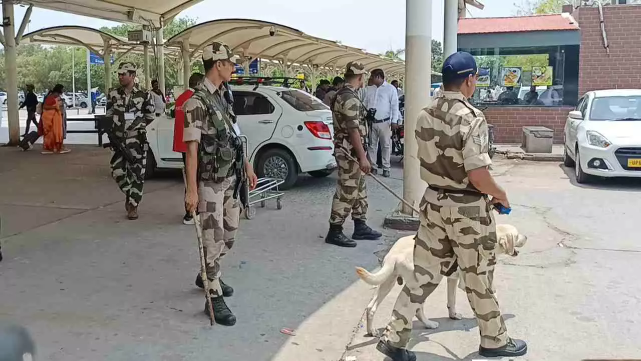 Varanasi News: वाराणसी एयरपोर्ट पर हाई अलर्ट, भारत-पाक तनाव के बीच सुरक्षा चाक-चौबंद!