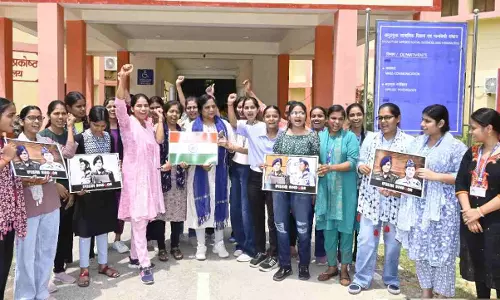 Jaunpur News: पीयू में ऑपरेशन सिंदूर की कामयाबी पर छात्राओं ने मनाया जश्न कर्नल सोफिया और विंग कमांडर व्‍योमिका की फोटो लेकर किया अभिनन्दन