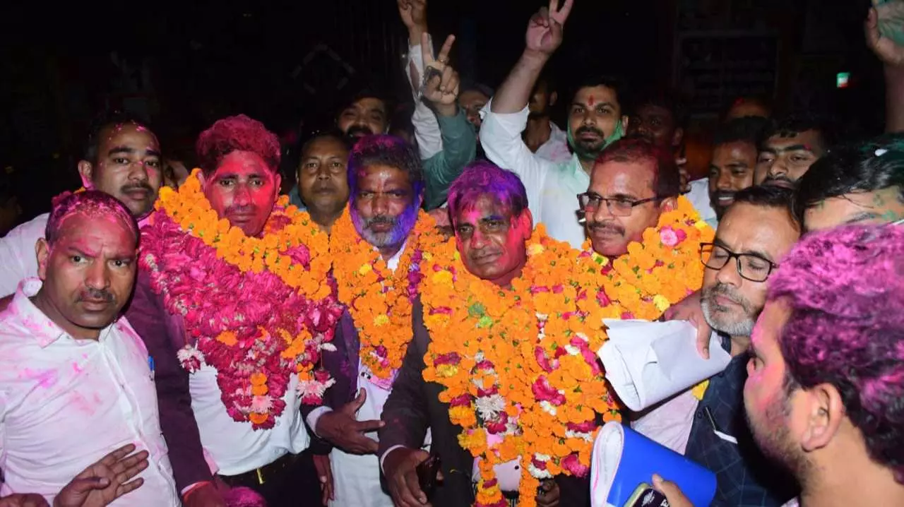 Barabanki News: बार एसोसिएशन चुनावः नरेंद्र कुमार वर्मा अध्यक्ष और रामराज यादव महामंत्री बने, 105 राउंड की मतगणना में मिली जीत