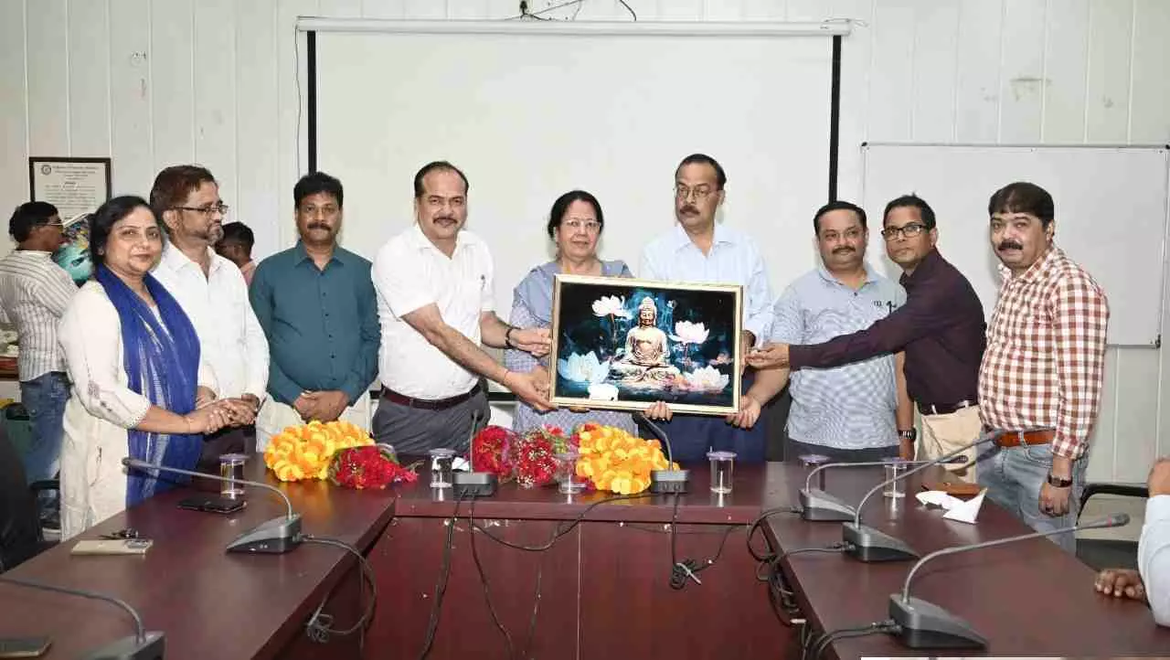 Jaunpur News: पीयू में प्रो. वंदना राय और डॉ. विद्युत को दी गई विदाई