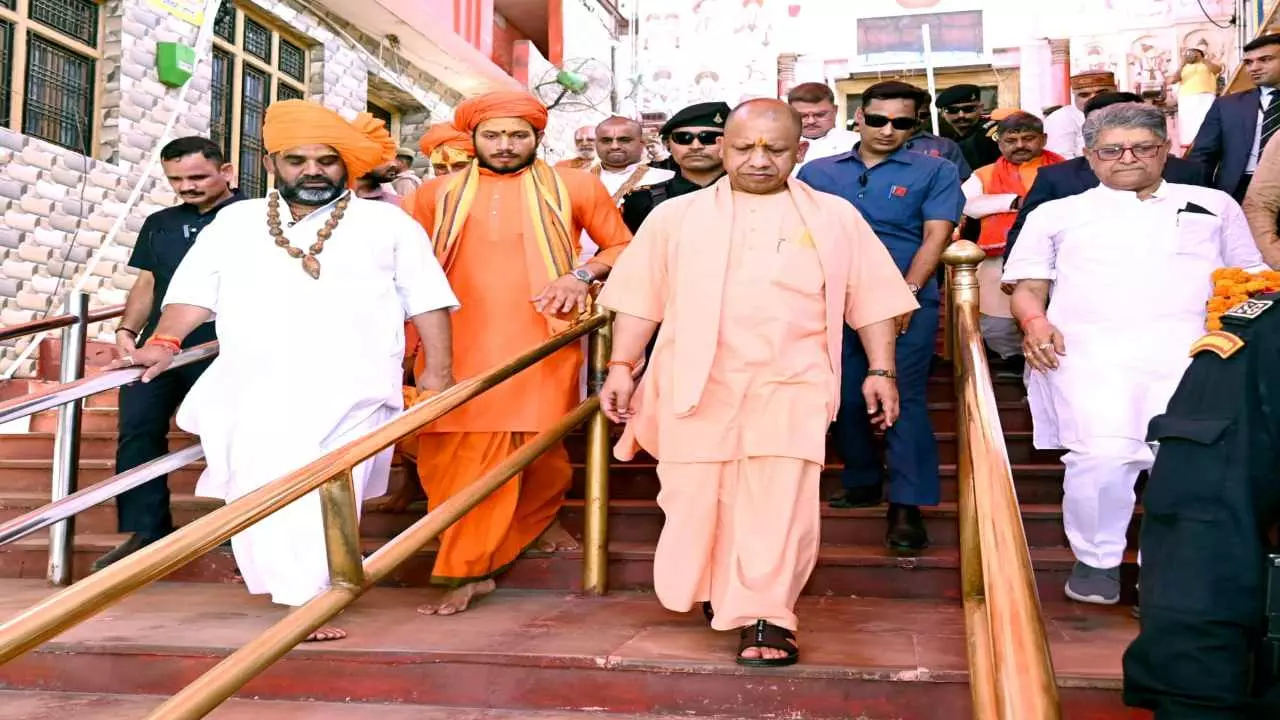 Ayodhya News: अयोध्या में योगी आदित्यनाथ का दौरा: संत रविदास मंदिर में विकास कार्यों का लोकार्पण, संतों के साथ सहभोज