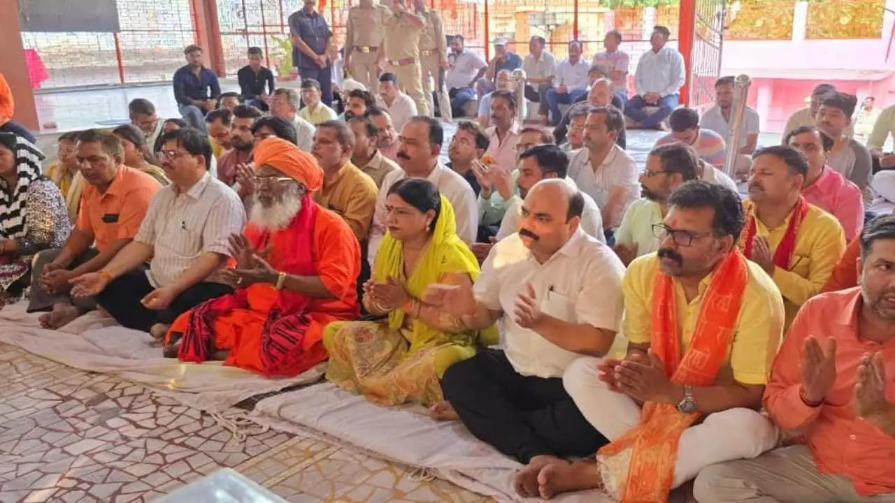 Unnao News: प्रसिद्ध बड़े हनुमान मंदिर में विशेष शौर्य प्रार्थना सांसद साक्षी महाराज ने सैनिकों के सम्मान मे पढ़ा हनुमान चालीसा
