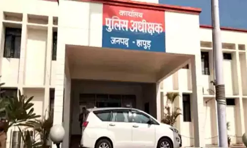 Hapur News: स्कूल से घर लौट रही छात्रा से युवक ने की छेड़छाड़,विरोध पर घर में घुसकर किया हमला, मां-बेटी घायल