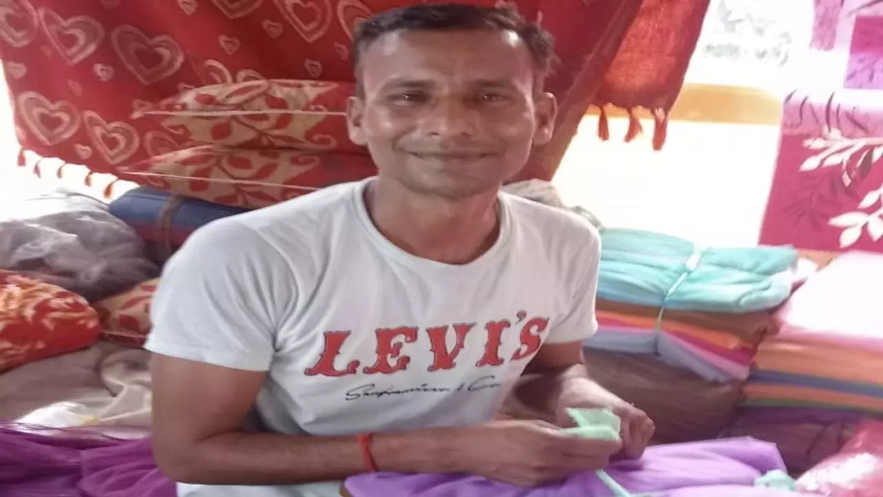 Cloth trader returns youths stolen mobile phone