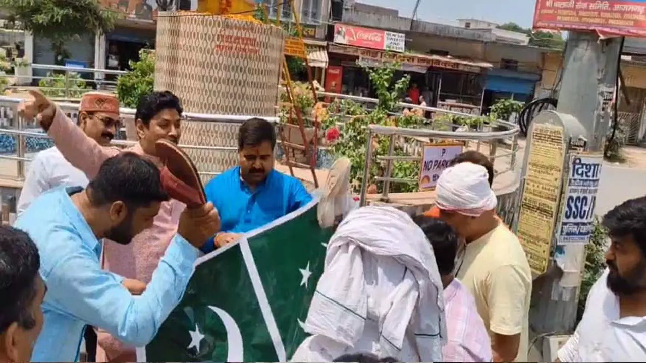 people beat Pakistani flag with shoe slippers in violation of ceasefire News in Hindi