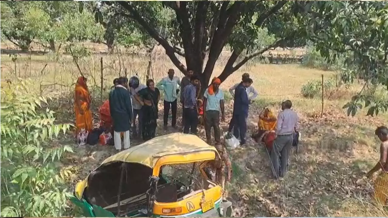 Pratapgarh News: श्रद्धालुओं से भारी ऑटो सड़क किनारे खाई में पलटी आधा दर्जन लोग गंभीर रूप से घायल