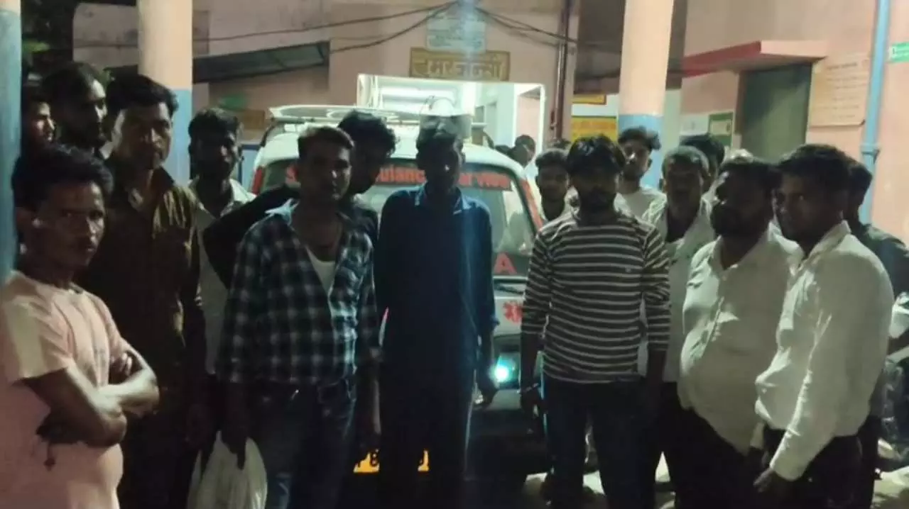 Aligarh News:-दो बाइको की बीच हुई भीषण भिड़ंत में तीन लोगो की मौके पर मौत,मां-बेटी की हालत गंभीर