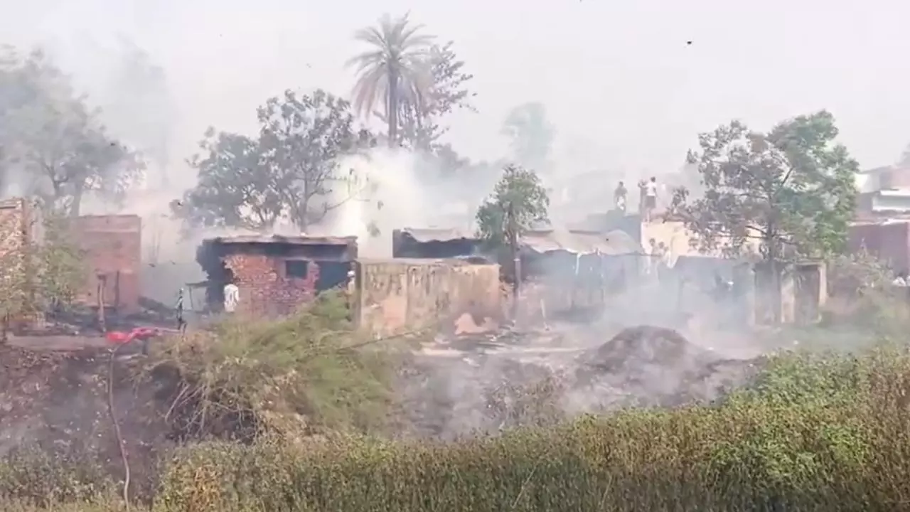 lucknow itaunja fire in parali reached the village fire brigade reached