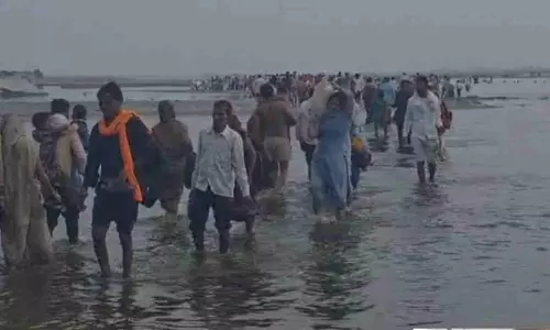Kannauj News: कन्नौज में बुद्ध पूर्णिमा पर हजारों श्रद्धालुओं ने किया गंगा स्नान