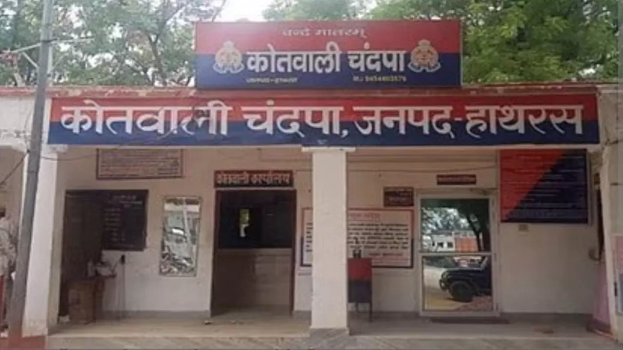 Hathras News: फर्जी तरीके से खेत दिखाने का विरोध करने पर मारपीट कर की फायरिंग, मची अफरा-तफरी