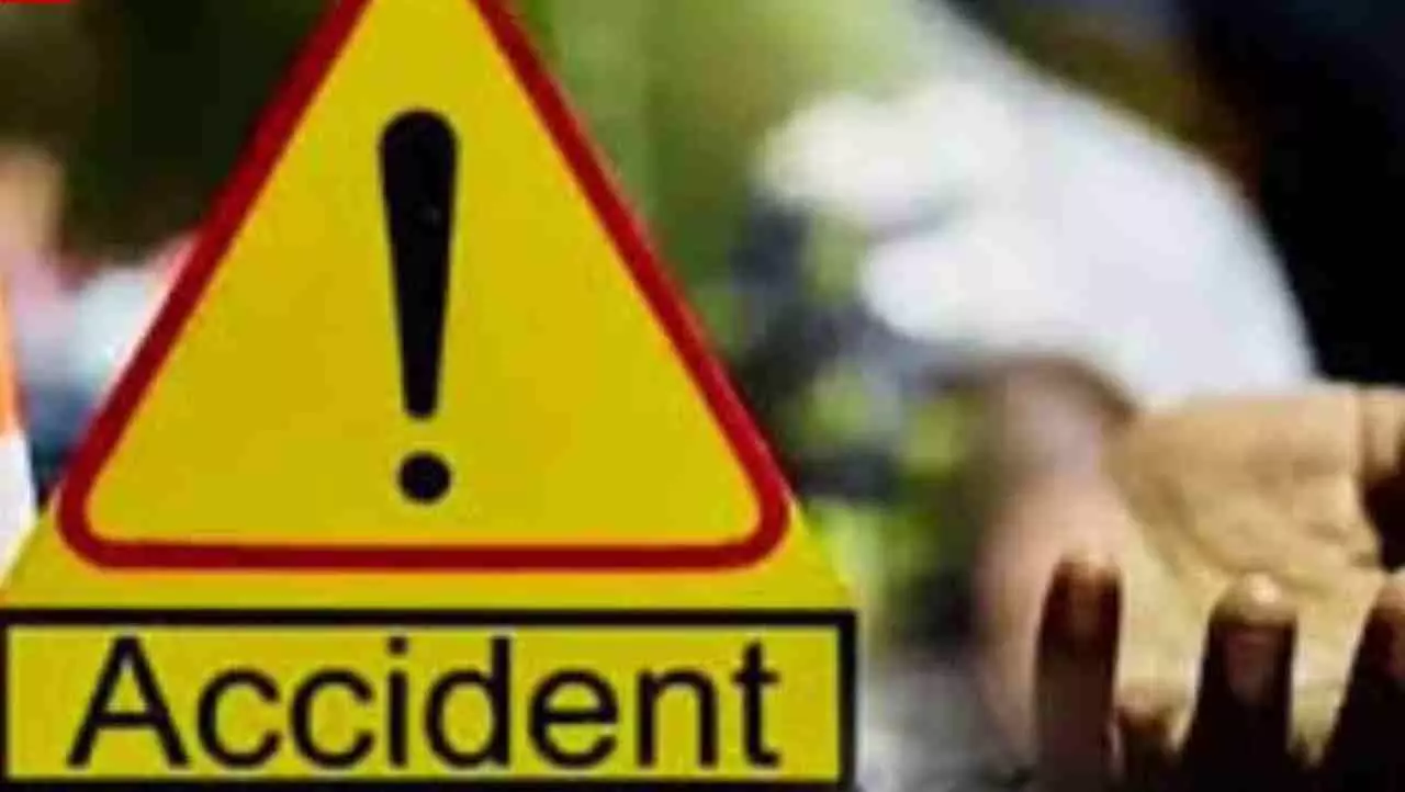Hamirpur News: बारात जा रहे बाइक सवार युवकों को तेज रफ्तार डंपर ने रौंदा, तीनों की मौके पर मौत