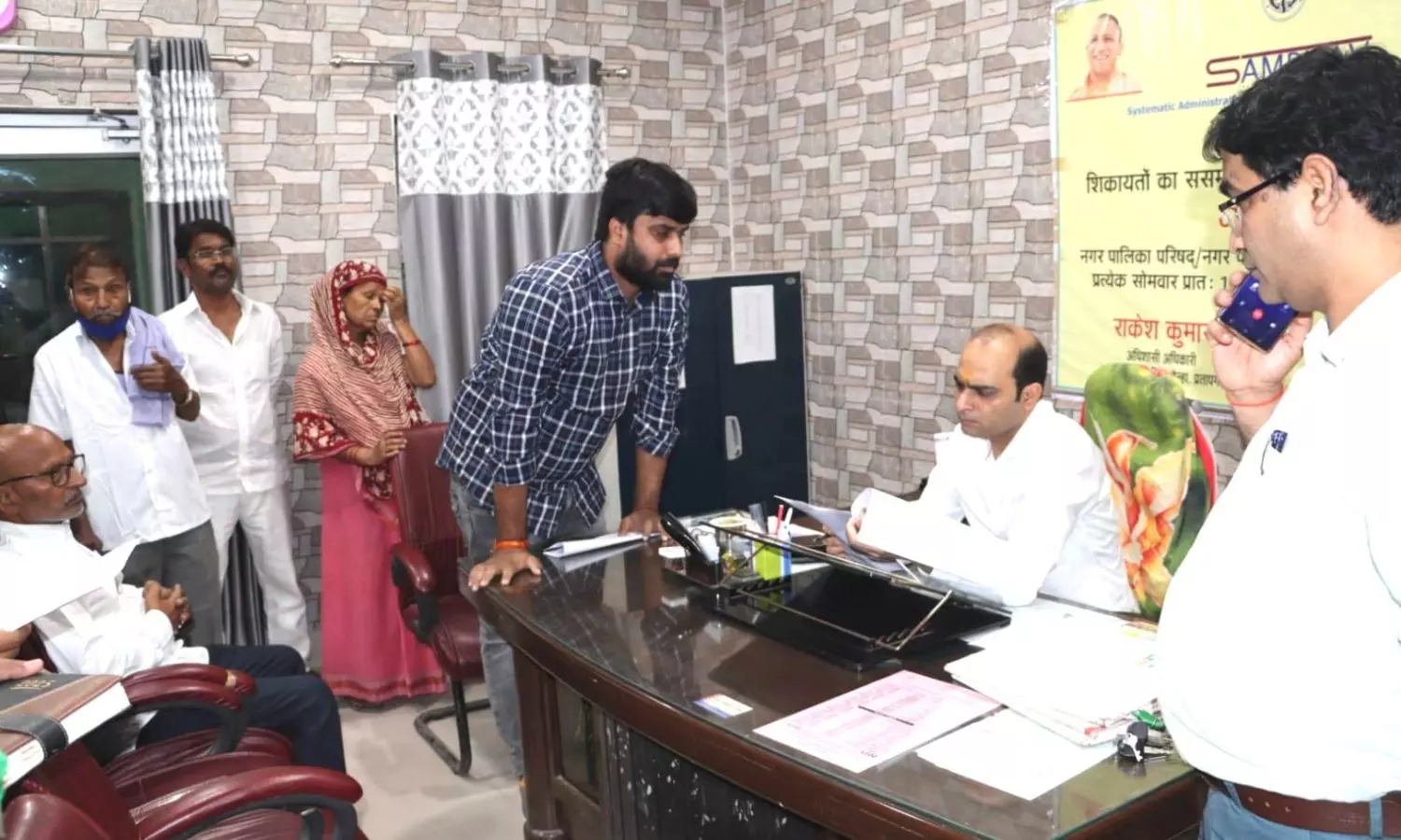 Pratapgarh News: डीएम के छापे से नगर पालिका में हड़कंप, भ्रष्टाचार और अनियमितताओं पर सख्त कार्रवाई के निर्देश