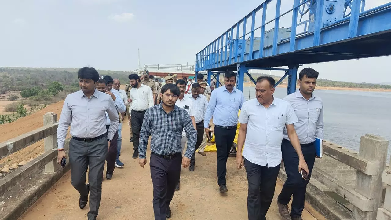 Chandauli News: चंदौली के पर्यटन स्थलों पर चमकेगी विकास की रोशनी, डीएम ने लिया जायजा, अधिकारियों को दिए कार्ययोजना बनाने के निर्देश