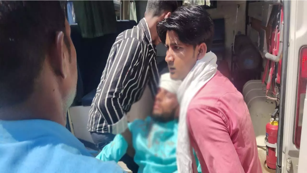 Bajrang Dal workers beat shopkeeper for demanding cold drink
