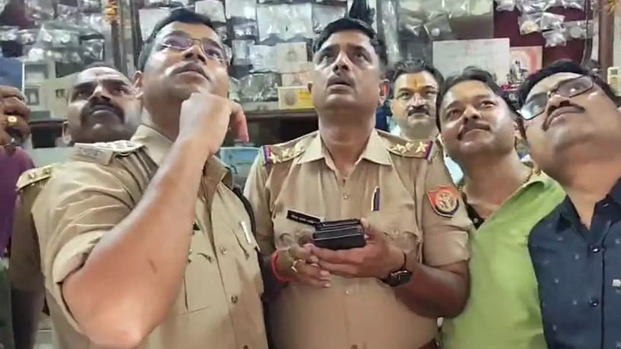 Jalaun News: ज्वैलरी शॉप में दिनदहाड़े घुसे नकाबपोश बदमाश, लूट का किया प्रयास