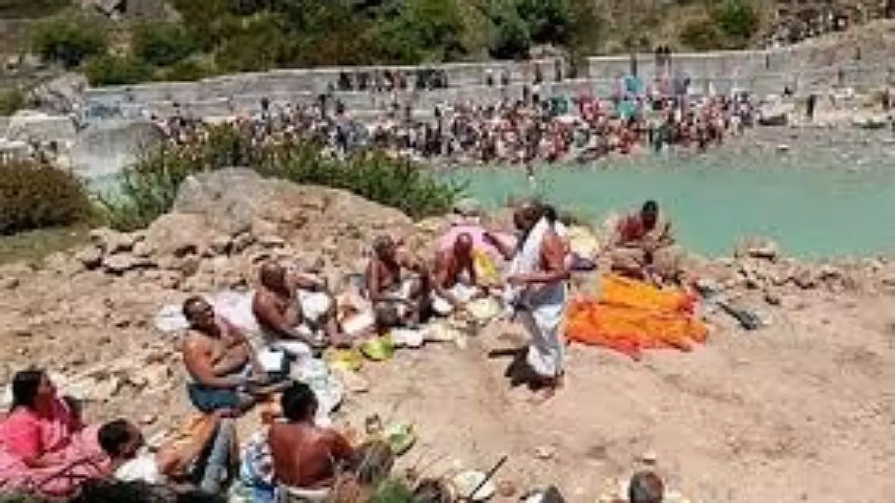 Uttarakhand news : उत्तराखंड में 12 साल बाद पुष्कर कुम्भ हुआ शुरू, उमड़ा आस्था का सैलाब