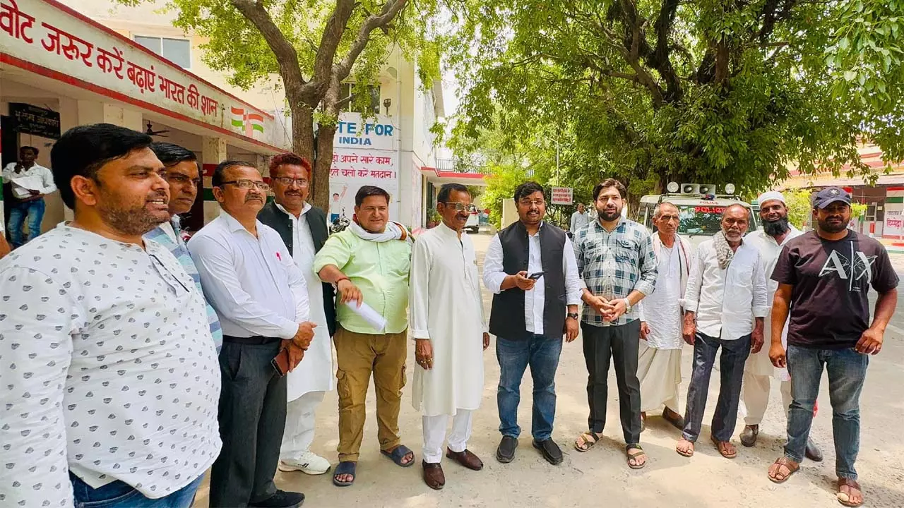 Shikarpur chairman accused of grabbing hundred crore pond, Congress staged demonstration and complained to DM