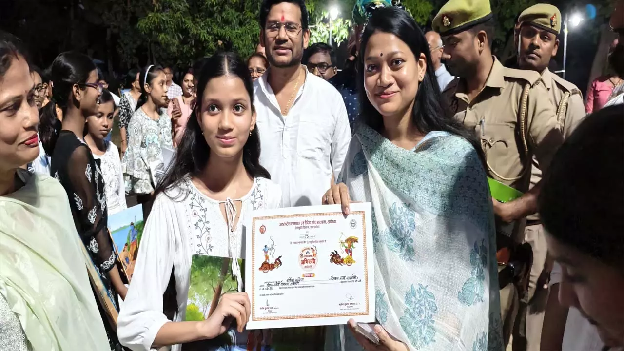 DM Harshita Mathur Boost children morale for Summer Ramayana Painting Workshop News in Hindi