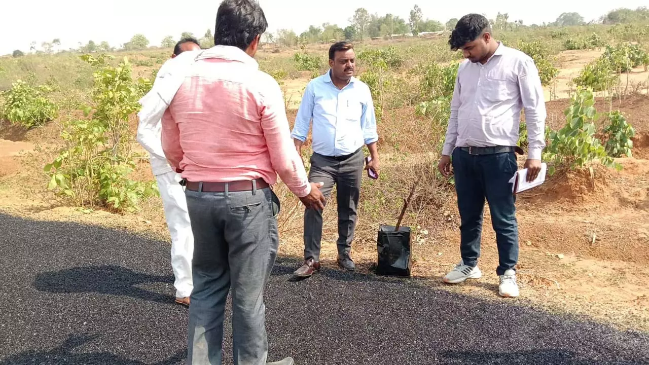 SDM warns contractor about toothy road SDM warns contractor about toothy road