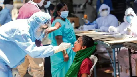 कोरोना की नई लहर! तेज संक्रमण के साथ सबसे अधिक मौतें; भारत के लिए बड़ी चेतावनी कोरोना की नई लहर! तेज संक्रमण के साथ सबसे अधिक मौतें; भारत के लिए बड़ी चेतावनी