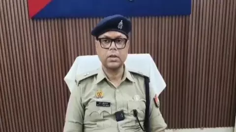Raebareli News: रायबरेली पुलिस ने पकड़े शातिर एटीएम फ्रॉड, फाइबर शीट से उड़ाते थे ग्राहकों के पैसे