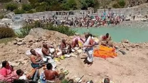 Uttarakhand news : उत्तराखंड में 12 साल बाद पुष्कर कुम्भ हुआ शुरू, उमड़ा आस्था का सैलाब
