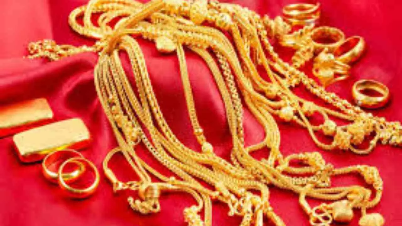 Uttar Pradesh Gold Silver Latest Price Update: सोना 110 रुपये उछला, चांदी ठहरी, क्या है आपके शहर में रेट, जानें यहां