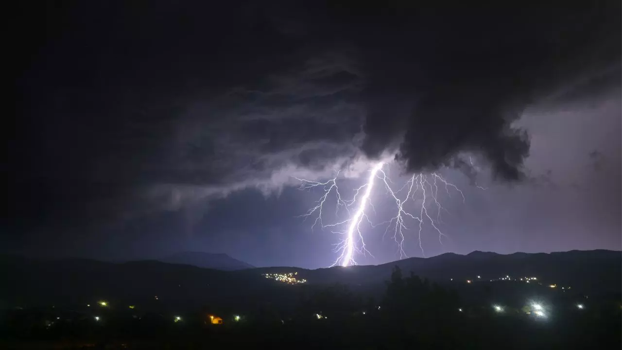odisha lightning strikes 14 people died 6 injured check todays weather here